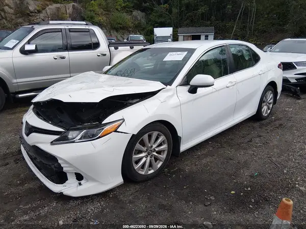 4T1B11HK9JU637105 — 2018 Toyota Camry, фото 2 с аукциона IAAI, Передняя часть справа