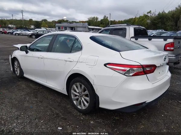 4T1B11HK9JU637105 — 2018 Toyota Camry, фото 3 с аукциона IAAI, Передняя часть справа