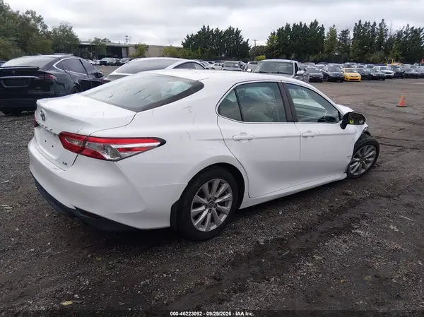 4T1B11HK9JU637105 — 2018 Toyota Camry, фото 4 с аукциона IAAI, Передняя часть справа