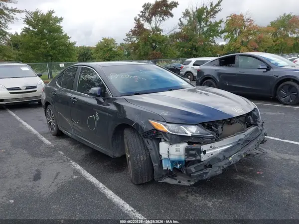 4T1B11HK0JU551519 — 2018 Toyota Camry, Передняя часть (Front & Rear), фото до ремонта