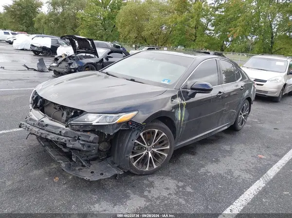 4T1B11HK0JU551519 — 2018 Toyota Camry, фото 2 с аукциона IAAI, Передняя часть