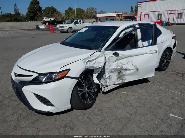 4T1B11HKXJU600077 — 2018 Toyota Camry, фото 2 с аукциона IAAI, Левый бок