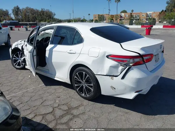 4T1B11HKXJU600077 — 2018 Toyota Camry, фото 3 с аукциона IAAI, Левый бок
