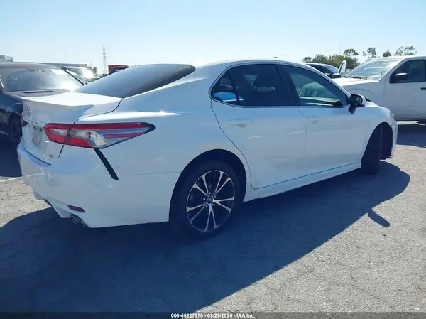4T1B11HKXJU600077 — 2018 Toyota Camry, фото 4 с аукциона IAAI, Левый бок