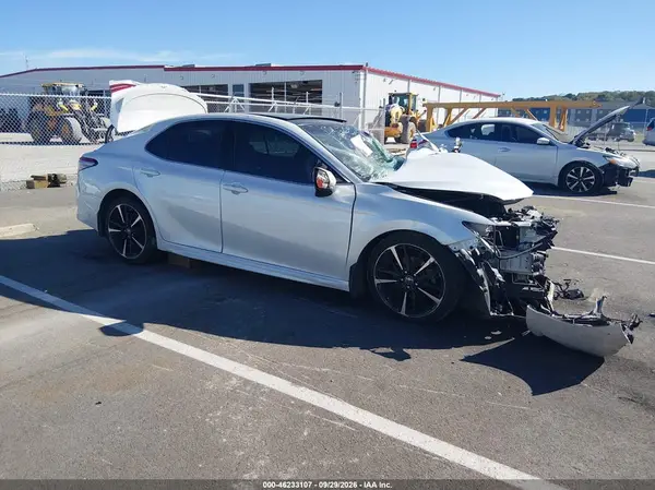 4T1B61HK5JU650208 — 2018 Toyota Camry, Передняя часть (Front End), фото до ремонта