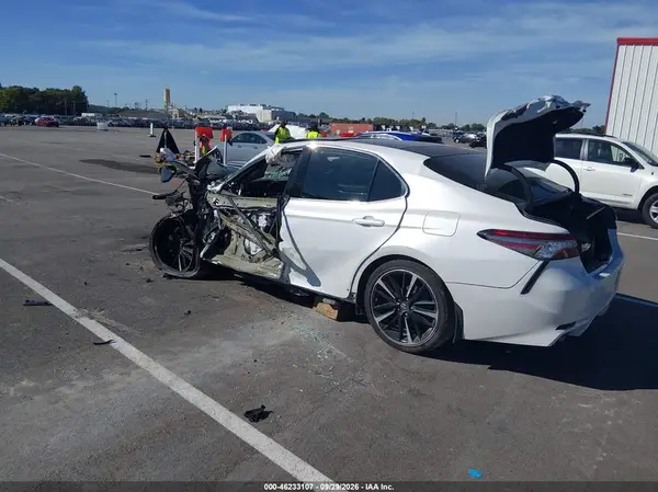 4T1B61HK5JU650208 — 2018 Toyota Camry, фото 3 с аукциона IAAI, Передняя часть