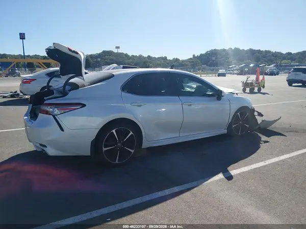 4T1B61HK5JU650208 — 2018 Toyota Camry, фото 4 с аукциона IAAI, Передняя часть
