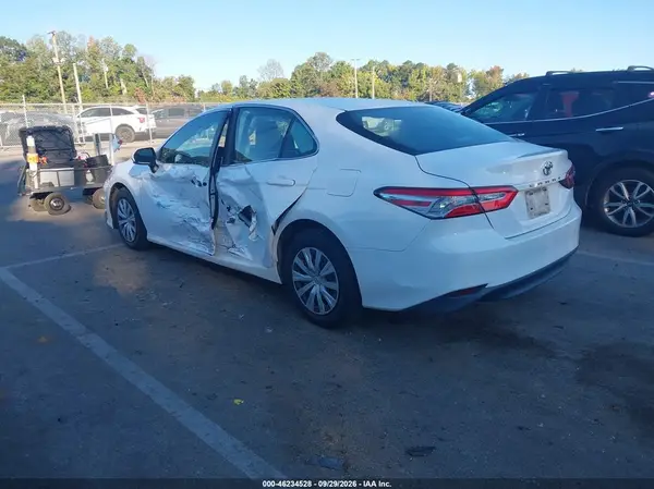 4T1B11HK0JU077457 — 2018 Toyota Camry, фото 3 с аукциона IAAI, Левый бок