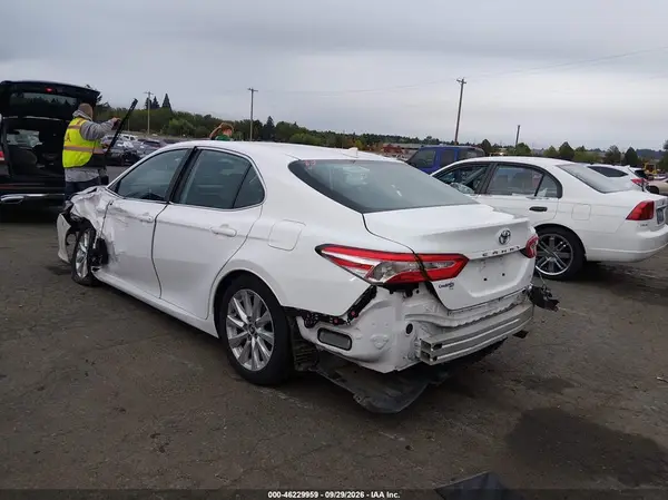 4T1B11HKXKU746027 — 2019 Toyota Camry, фото 3 с аукциона IAAI, Передняя часть