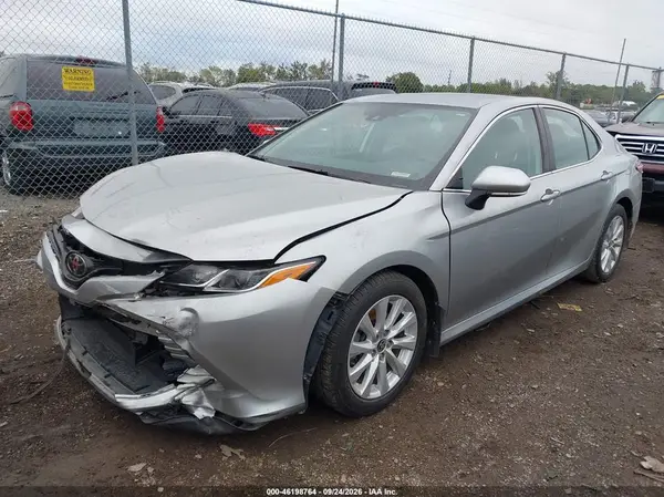 4T1L11AK1LU975552 — 2020 Toyota Camry, фото 2 с аукциона IAAI, Передняя часть