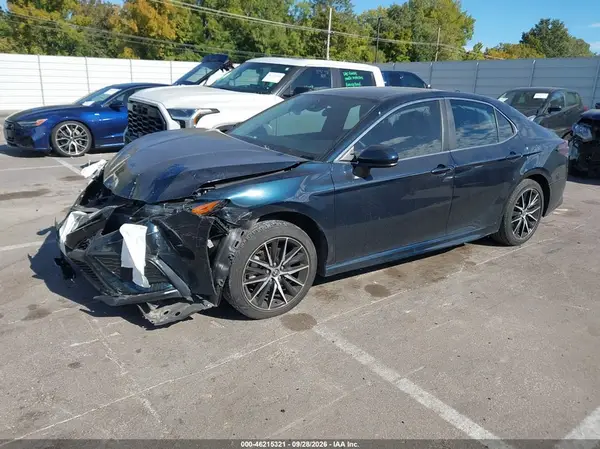 4T1G11AK5MU421496 — 2021 Toyota Camry, фото 2 с аукциона IAAI, Передняя часть