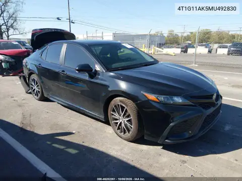 4T1G11AK5MU492830 — 2021 Toyota Camry, Сзади, фото до ремонта