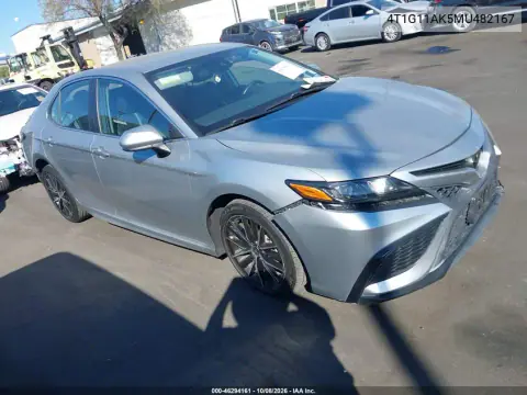4T1G11AK5MU482167 — 2021 Toyota Camry, Сзади, фото до ремонта