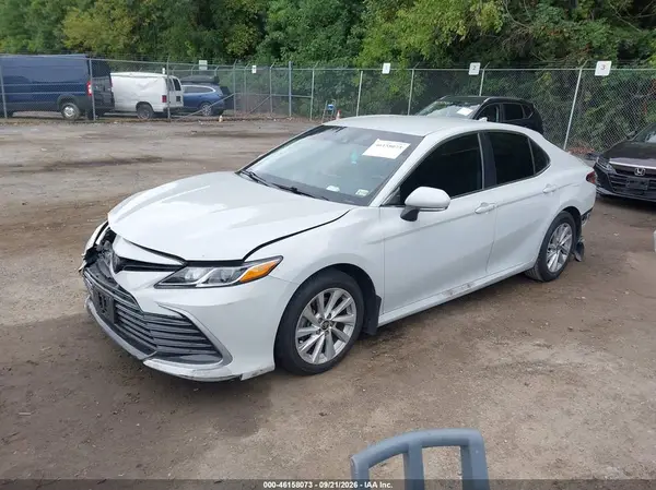 4T1C11AK6NU002668 — 2022 Toyota Camry, фото 2 с аукциона IAAI 13.10.2026, Передняя и задняя части