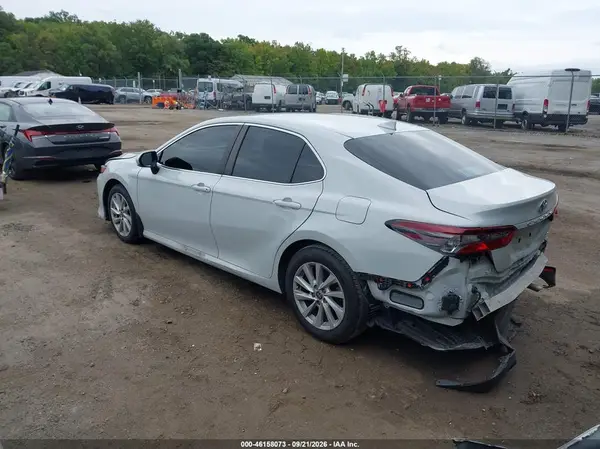 4T1C11AK6NU002668 — 2022 Toyota Camry, фото 3 с аукциона IAAI 13.10.2026, Передняя и задняя части