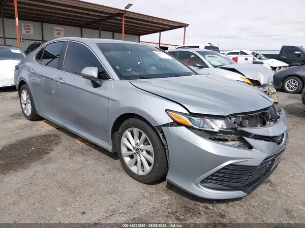 4T1C11AK9NU657889 — 2022 Toyota Camry, Передняя часть (Front & Rear), фото до ремонта