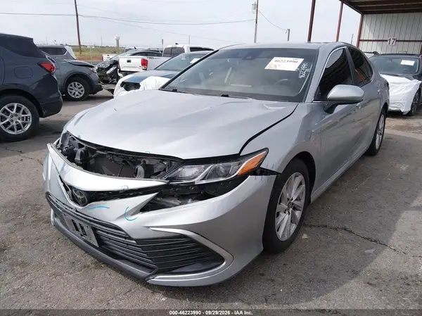 4T1C11AK9NU657889 — 2022 Toyota Camry, фото 2 с аукциона IAAI, Передняя часть