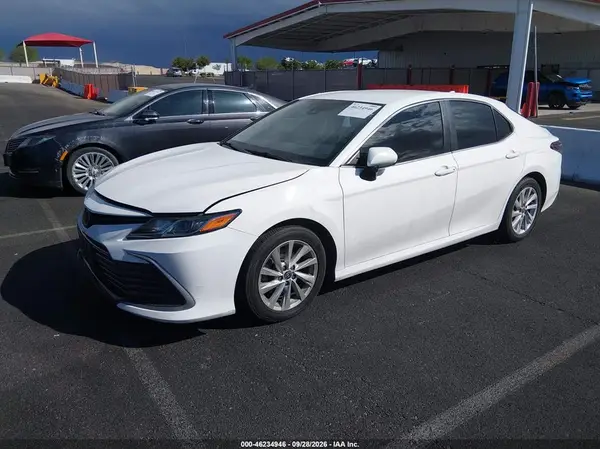 4T1C11AK1NU626832 — 2022 Toyota Camry, фото 2 с аукциона IAAI, Передняя часть слева
