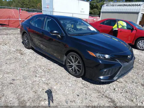 4T1G11AK0NU636964 — 2022 Toyota Camry, Передняя часть слева, фото до ремонта