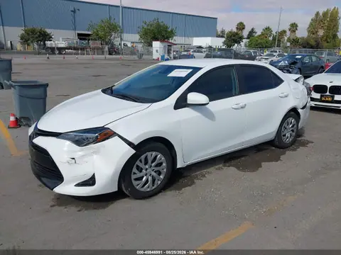 2018 Toyota COROLLA LE VIN 2T1BURHEXJC084241 фото 2