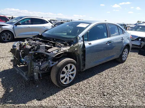 2020 Toyota COROLLA LE VIN 5YFEPRAE6LP063338 фото 2