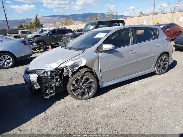 JTNKARJE6JJ562870 — 2018 Toyota Corolla, фото 2 с аукциона IAAI, Передняя часть слева