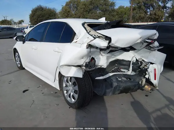 5YFEPMAEXMP257617 — 2021 Toyota Corolla, фото 3 с аукциона IAAI, Передняя и задняя части