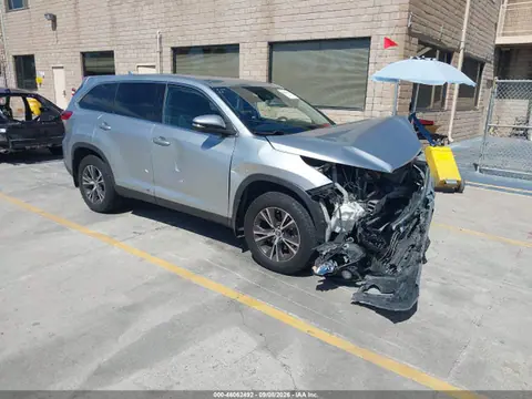 5TDBZRFH1KS932093 — 2019 Toyota Highlander LE Plus, Передняя часть (Front End), фото до ремонта