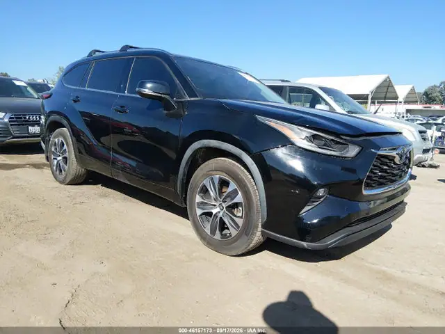5TDHZRAHXMS047878 — 2021 Toyota Highlander XLE, Передняя часть справа (Right Front), фото до ремонта