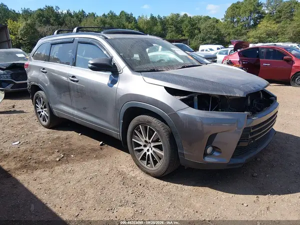 5TDKZRFHXHS509196 — 2017 Toyota Highlander, Передняя часть (Front & Rear), фото до ремонта