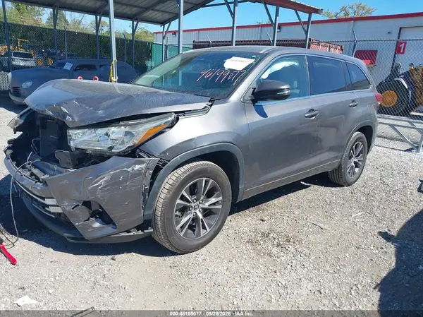 5TDZARFHXJS039943 — 2018 Toyota Highlander, фото 2 с аукциона IAAI, Передняя часть