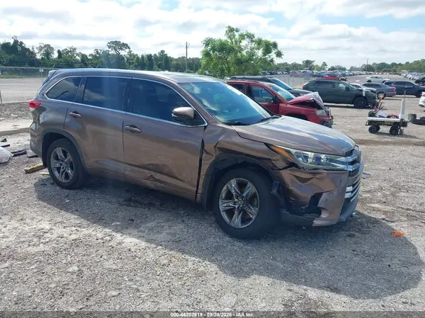 5TDYZRFH0JS276476 — 2018 Toyota Highlander, Передняя часть справа (Right Front), фото до ремонта