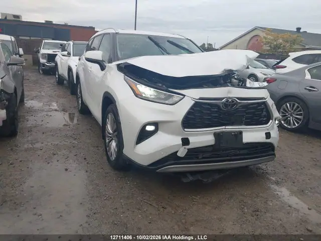 5TDFZRBH3NS252823 — 2022 Toyota Highlander, Передняя часть (Front), фото до ремонта