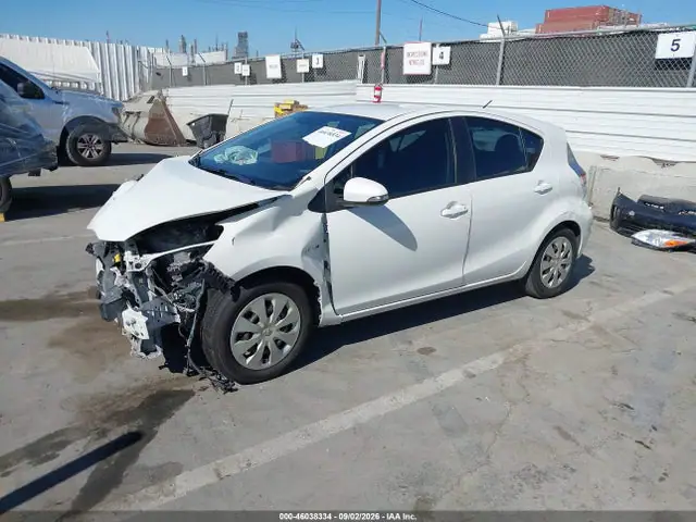 JTDKDTB33E1565575 — 2014 Toyota Prius C Two, фото 2 с аукциона IAAI 30.09.2026, Передняя часть