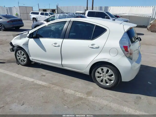 JTDKDTB33E1565575 — 2014 Toyota Prius C Two, фото 3 с аукциона IAAI 30.09.2026, Передняя часть