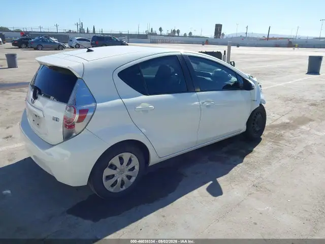 JTDKDTB33E1565575 — 2014 Toyota Prius C Two, фото 4 с аукциона IAAI 30.09.2026, Передняя часть