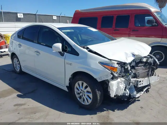 JTDKN3DP3F3071381 — 2015 Toyota Prius Plug-IN Advanced, Передняя часть (Front End), фото до ремонта