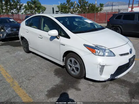 JTDKN3DU8F0435513 — 2015 Toyota Prius Three, Left & Right Side, фото до ремонта
