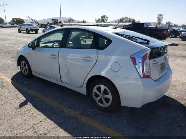 2015 Toyota Prius Three VIN JTDKN3DU8F0435513 фото 3