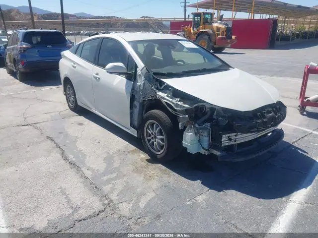 JTDKARFU4H3036854 — 2017 Toyota Prius Three, Передняя часть (Front End), фото до ремонта