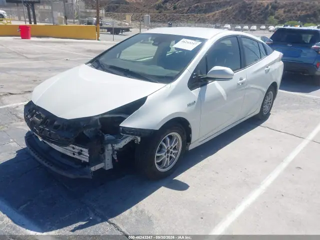 JTDKARFU4H3036854 — 2017 Toyota Prius Three, фото 2 с аукциона IAAI 14.10.2026, Передняя часть