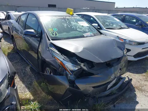 JTDKARFU5H3042324 — 2017 Toyota Prius Two Eco, Передняя часть слева (Left Front), фото до ремонта