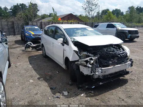 JTDZN3EU8FJ027617 — 2015 Toyota Prius V Three, Передняя часть (Front End), фото до ремонта
