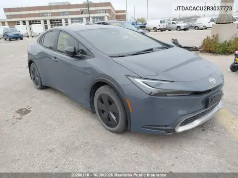 JTDACACU2R3037773 — 2024 Toyota Prius, Сзади слева, фото до ремонта