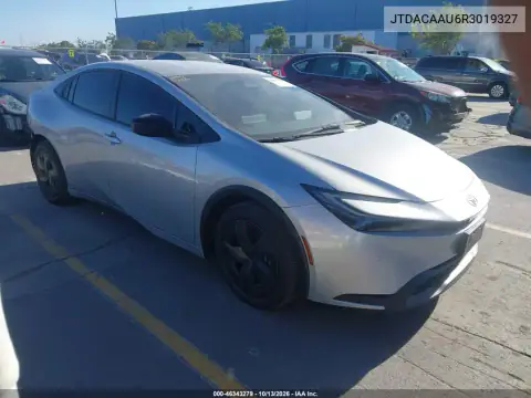 JTDACAAU6R3019327 — 2024 Toyota Prius, Сзади, фото до ремонта