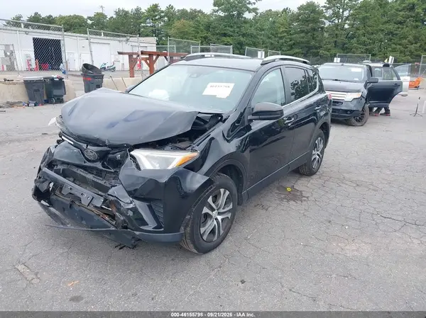 2T3BFREV0HW606504 — 2017 Toyota RAV4, фото 2 с аукциона IAAI 06.10.2026, Передняя часть