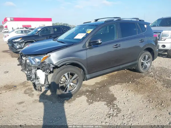 JTMWFREV3HJ144455 — 2017 Toyota RAV4, фото 2 с аукциона IAAI, Передняя часть