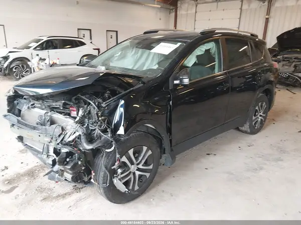 2T3ZFREV6HW374246 — 2017 Toyota RAV4, фото 2 с аукциона IAAI, Передняя часть