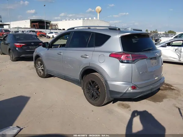 2T3ZFREV2HW333371 — 2017 Toyota RAV4, фото 3 с аукциона IAAI, Задняя часть справа