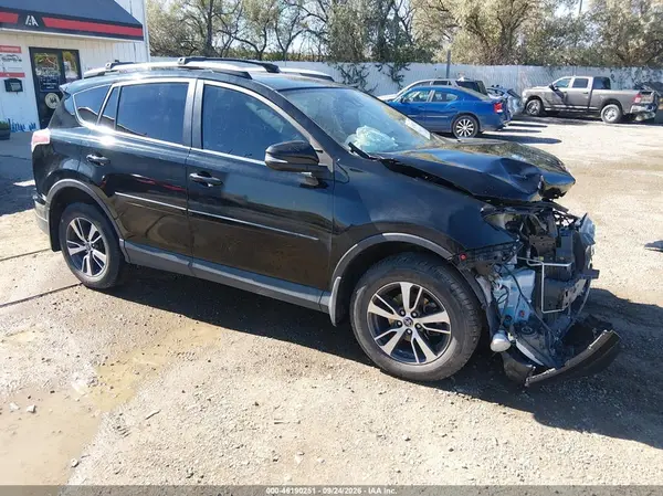 2T3RFREV8HW654458 — 2017 Toyota RAV4, Передняя часть (Front End), фото до ремонта